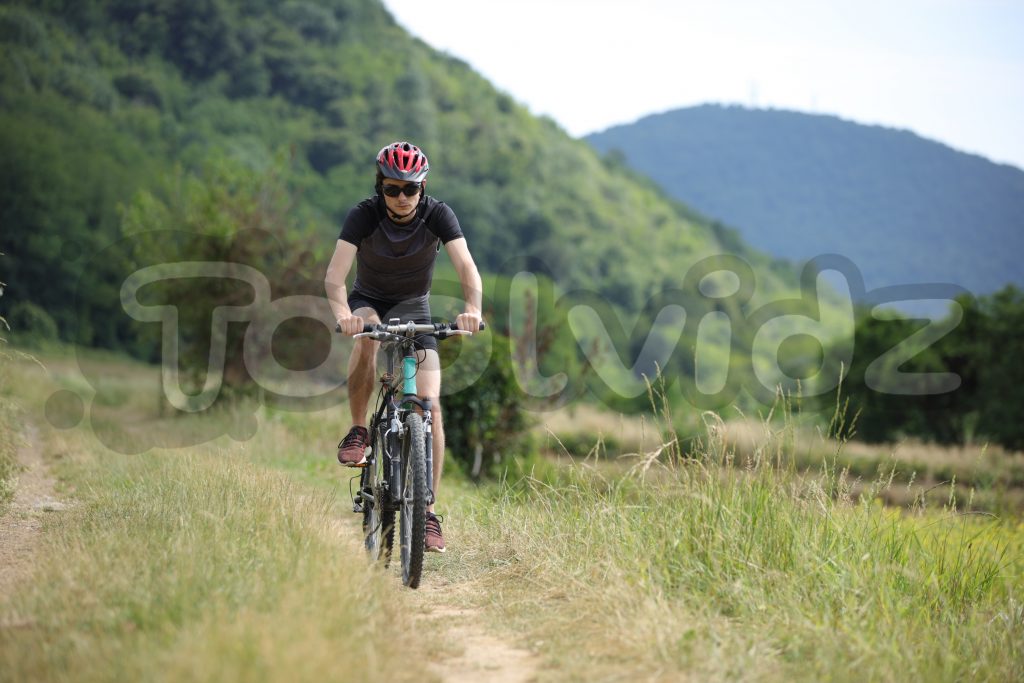 <p> <img src="MountainBike.JPG" alt="Ragazzo fa mountain bike"> Un ragazzo giovane sta facendo mountain bike, la sua immagine è a scopo di vendita </p>