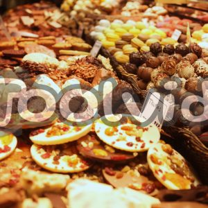 Tanti dolci al cioccolato, frutta e crema su una bancarella di un mercato spagnolo